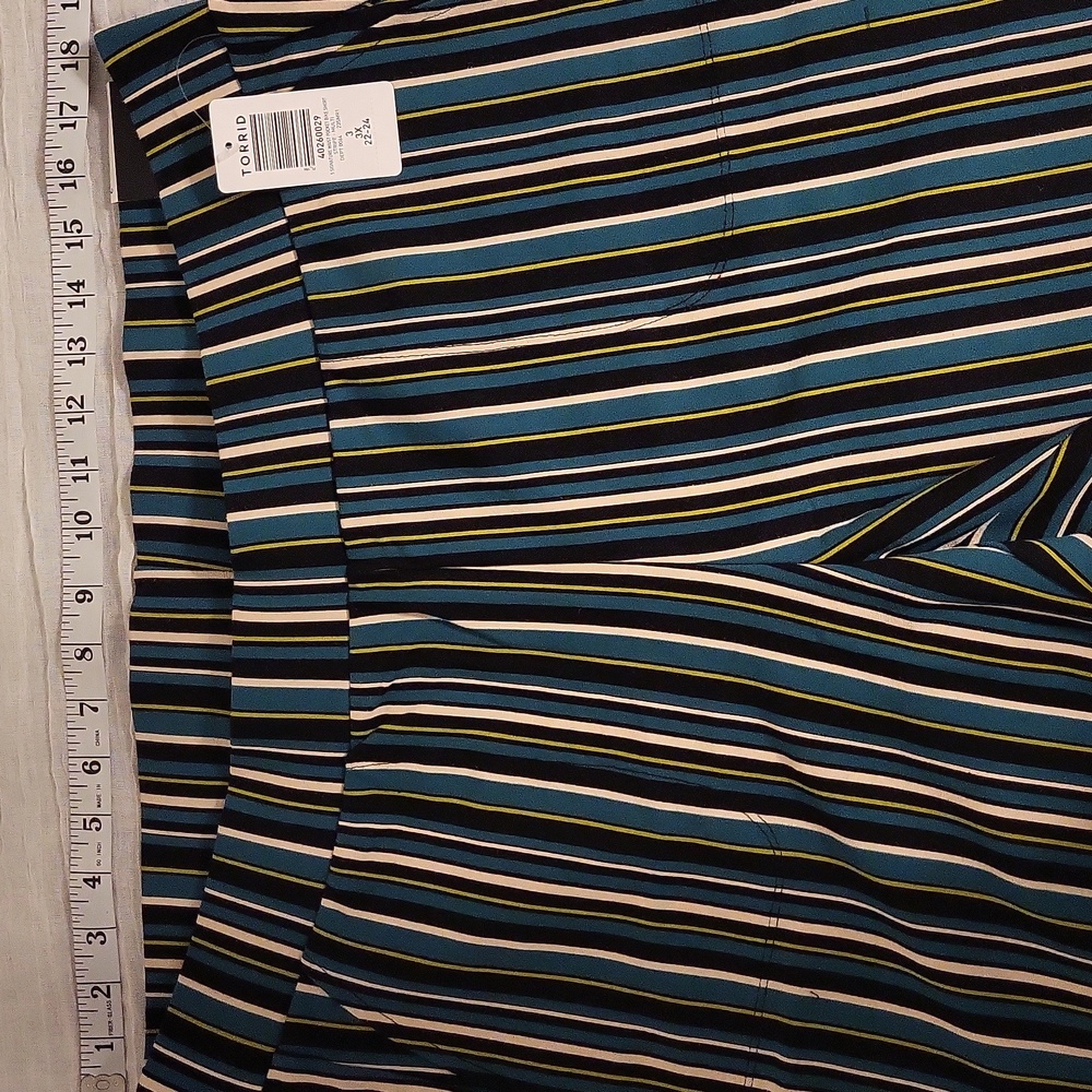 NWT Torrid 3x Black and Green Striped Bike Shorts with Pockets - Picture 5 of 13